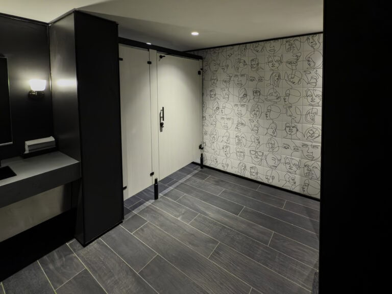 Headrail Braced toilet partitions in plastic laminate with zero-sightline for a commercial application. Image by Ironwood Manufacturing.